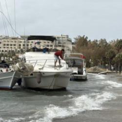 Bodrum'da fırtına: Tekneler karaya oturdu, feribot seferi iptal edildi