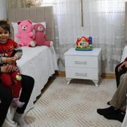 Depremzede &ccedil;ocuk duygulandırdı: Bizim hi&ccedil; odamız olmamıştı, teşekk&uuml;rler Tayyip dede!