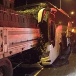 D&uuml;zce&rsquo;de yolcu otob&uuml;s&uuml;n&uuml;n tıra &ccedil;arptığı kazadan bir acı haber daha