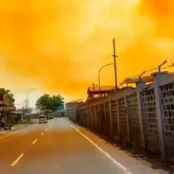 Endonezya'da nitrik asit sızıntısı kameralara yansıdı