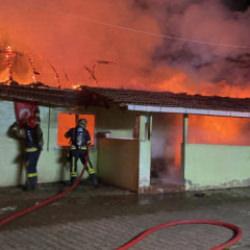 Kocaeli'de 74 yaşındaki annesinin i&ccedil;inde bulunduğu evi yakan sanık yargılanıyor