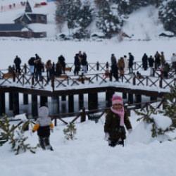 G&ouml;l manzarası eşliğinde kayak deneyimi: Ergan Kayak Merkezi