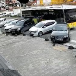 Esenler&rsquo;de İETT otob&uuml;s&uuml; park halindeki 2 otomobile &ccedil;arptı