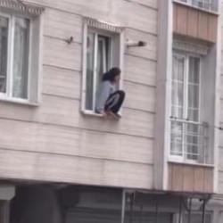 Esenyurt'ta y&uuml;rekleri korkudan &ccedil;atlatan hadise: Eve kitlenen kadın camdan atladı