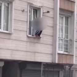 Eve kitlenen gen&ccedil; kadın kendini camdan attı