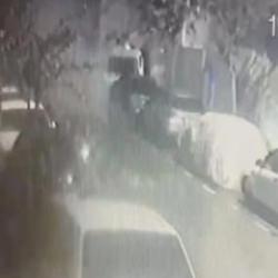 Gaziosmanpaşa'da apartman &ouml;n&uuml;ne el yapımı patlayıcı atıldı