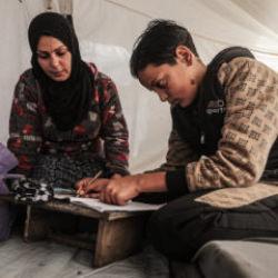 Gazze'de y&uuml;rek burkan dram: Annesi yaralı oğlunu şırıngayla besliyor