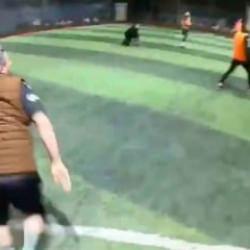 Halı sahada can pazarı: &Ccedil;atının &ccedil;&ouml;kt&uuml;ğ&uuml;n&uuml; g&ouml;ren koşarak dışarı ka&ccedil;tı