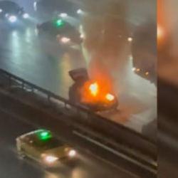 Hali&ccedil; K&ouml;pr&uuml;s&uuml;'nde seyir halindeki otomobil k&uuml;le d&ouml;nd&uuml;