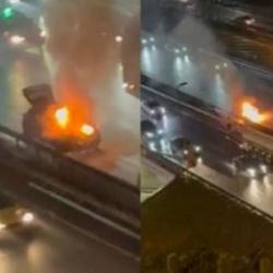 Hali&ccedil; K&ouml;pr&uuml;s&uuml;'nde seyir halindeki otomobil yandı