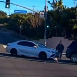 Hareket halindeki ara&ccedil;tan yola d&uuml;şen &ccedil;ocuk y&uuml;rekleri ağza getirdi!