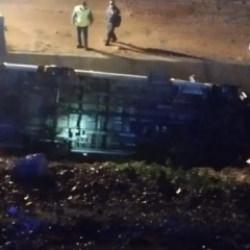 İş&ccedil;i servisi u&ccedil;uruma yuvarlandı: 1'i ağır, 13 yaralı