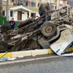 İş&ccedil;ileri taşıyan kamyonet devrildi: 2 &ouml;l&uuml;, 1 ağır yaralı