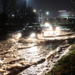 İzmir'de yollar g&ouml;le d&ouml;nd&uuml; iş yine vatandaşa d&uuml;şt&uuml;! Her yağmurda aynı isyan
