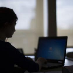 Kadını kim s&ouml;m&uuml;r&uuml;yor?