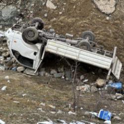 Kamyonet şarampole devrildi: 2 yaralı!