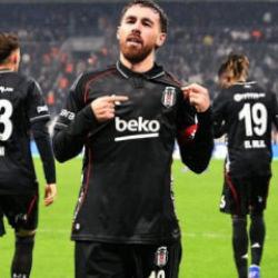 Kaptan gemisini kurtardı! Beşiktaş, Dolmabah&ccedil;e'de 10 kişiyle kazandı