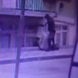 Kesik baş cinayetinde cesedin balkondan bavulla &ccedil;ıkarıldığı anlar ortaya &ccedil;ıktı