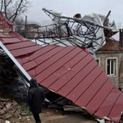K&ouml;şk'te fırtına &ccedil;atıları u&ccedil;urdu, duvarlar yıkıldı