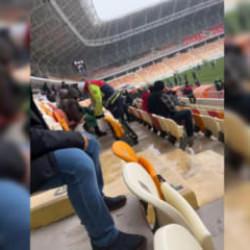 Malatya'da y&uuml;rek ısıtan hareket: Polis memuru &ccedil;orabını &ccedil;ıkarıp &ccedil;ocuğa verdi