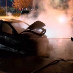 Maltepe'de seyir halindeki otomobil alev alev yandı