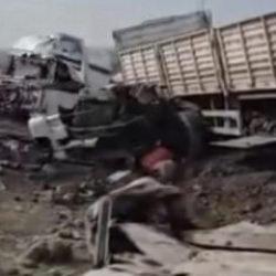 Mardin&rsquo;de feci kaza: İki tır kafa kafaya &ccedil;arpıştı