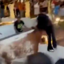 Meksika'da kızgın boğa dehşet sa&ccedil;tı! Yakaladığı kadını havaya fırlattı