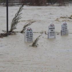 Mezarlığı g&ouml;ren bir daha baktı: Adana'da &uuml;zen manzara