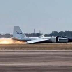 NASA u&ccedil;ağının iniş takımları a&ccedil;ılmadı! G&ouml;vde &uuml;zerine iniş yaptı