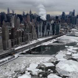 New York&rsquo;ta dondurucu soğuklar Hudson Nehri&rsquo;ni kısmen dondurdu
