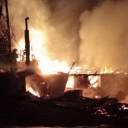 Ordu'da esrarengiz olay! İtfaiye ekipleri yanan evin bah&ccedil;esinde asılı halde buldu