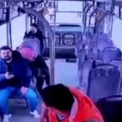 Otob&uuml;ste korku dolu anlar: Bir anda yere yığıldı, acı şekilde &ouml;ld&uuml;