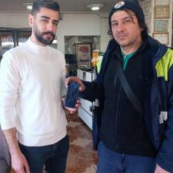 Parkta temizlik yaparken telefon buldu!