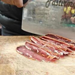 Pastırmanın kilosu raflarda 2 bin TL! Bir dilimi 32 lira 