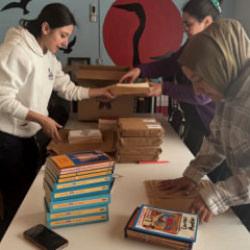 Sağlık&ccedil;ı olarak geldiği deprem b&ouml;lgesine 21 k&uuml;t&uuml;phane, 135 bin kitap kazandırdı