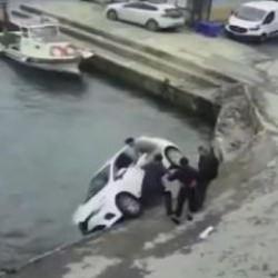 Sarıyer'de panik anları: Otomobil denize d&uuml;şt&uuml;! Canlarını hi&ccedil;e sayıp suya atladılar