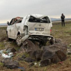 Şırnak'ta feci kaza! Minib&uuml;s takla attı; 2 &ouml;l&uuml;, 6 yaralı