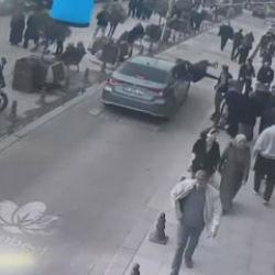 Sultanbeyli'de aracın &ccedil;arptığı kadın takla atarak yere d&uuml;şt&uuml;