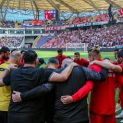 S&uuml;per Lig'in eski efsanesi kapanıyor: Futbolcular tesisleri terk etti