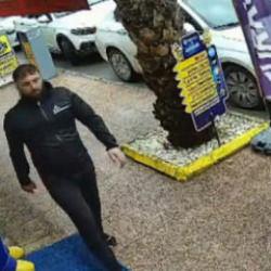 Tabancayla kuyumcuya girip 100 gram altın &ccedil;aldı! O anlar kamerada