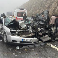 TAG Otoyolu'nda zincirleme kaza: 2 kişi &ouml;ld&uuml;, 10 kişi yaralandı