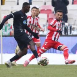 Tartışmalı karar sonrası 2 hakem istifa etti: Başkan canlı yayında duyurdu