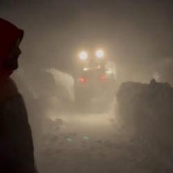 Tipide ara&ccedil;larında mahsur kalanları ekipler kurtardı