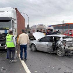 TIR, kırmızı ışıkta bekleyen otomobile &ccedil;arptı; 3 yaralı