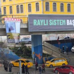 Trabzon'da viyad&uuml;kte şaşırtan afiş: Bor&ccedil;lularını t&uuml;m kente ifşa etti