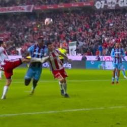 Trabzonspor penaltı kazandı! Sami Uğurlu &ccedil;ılgına d&ouml;nd&uuml;: Kırmızı kart &ccedil;ıktı