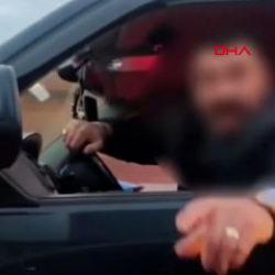 Trafikte aracın &ouml;n&uuml;n&uuml; kesen s&uuml;r&uuml;c&uuml; yakalandı