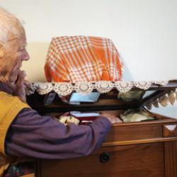 Adana'da gizli b&ouml;lmedeki 1 kilo altın buhar oldu! 88 yaşındaki adam polise koştu