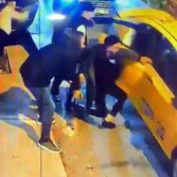 Avcılar'da takside beş kişi kavgası: Şof&ouml;r&uuml; darp edip aracını par&ccedil;aladı