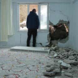 Hakkari&rsquo;de korku dolu anlar: Kopan kaya par&ccedil;ası evin duvarını deldi